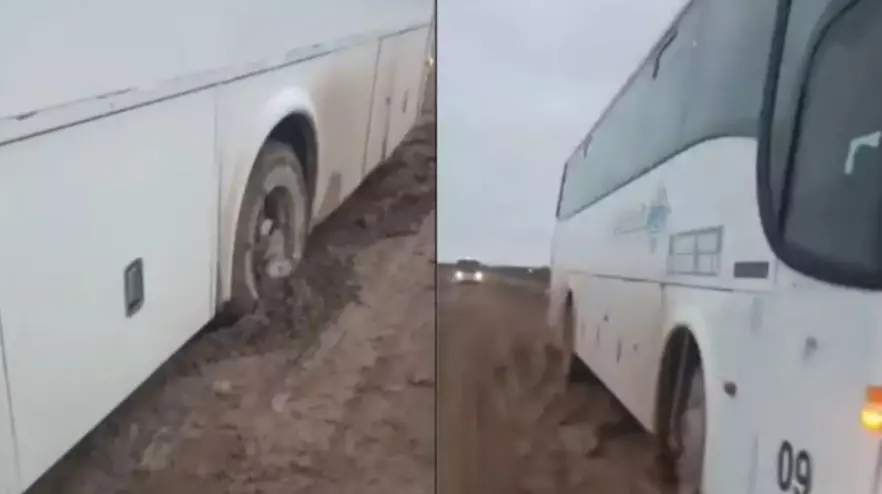 Caos en la Ruta 4: camiones y colectivos quedaron varados por el barro tras el temporal de lluvia