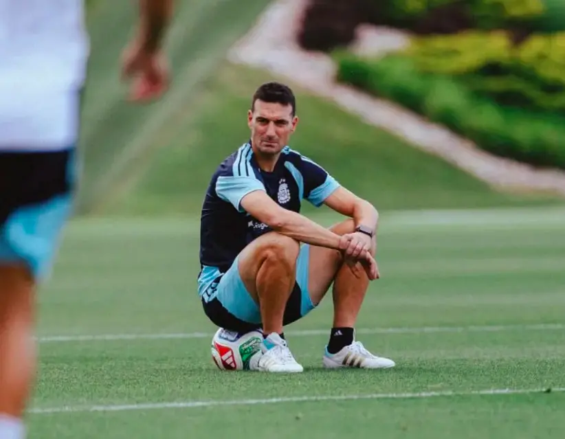 ¡Alerta Scaloni! El caos en el grupo de España que sacude a Argentina