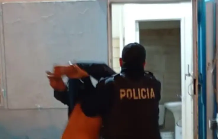«Si te acercás, te apuñalo»: amenazó a la Policía con un cuchillo de 30 cm, intentó huir y fue detenido