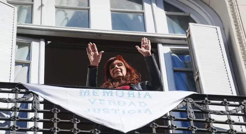Emotiva parada del cortejo: El último adiós de Cristina Kirchner a Taty Almeida desde el balcón de su departamento