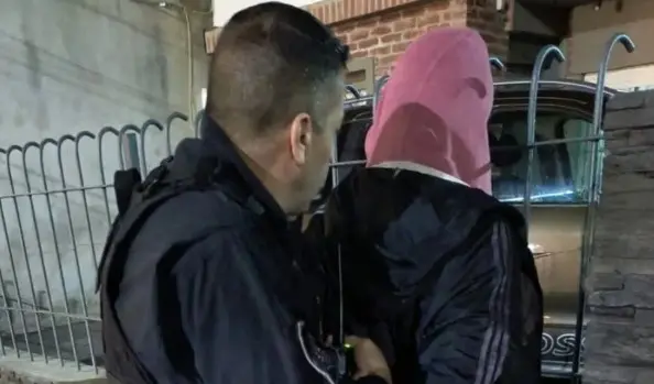 Lo persiguió la comerciante: robó en un local de la Avenida Estados Unidos y la Policía lo atrapó en la huida