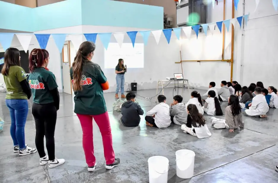 Eco Educar continúa su recorrido por Trelew y llegó a la Escuela N° 199