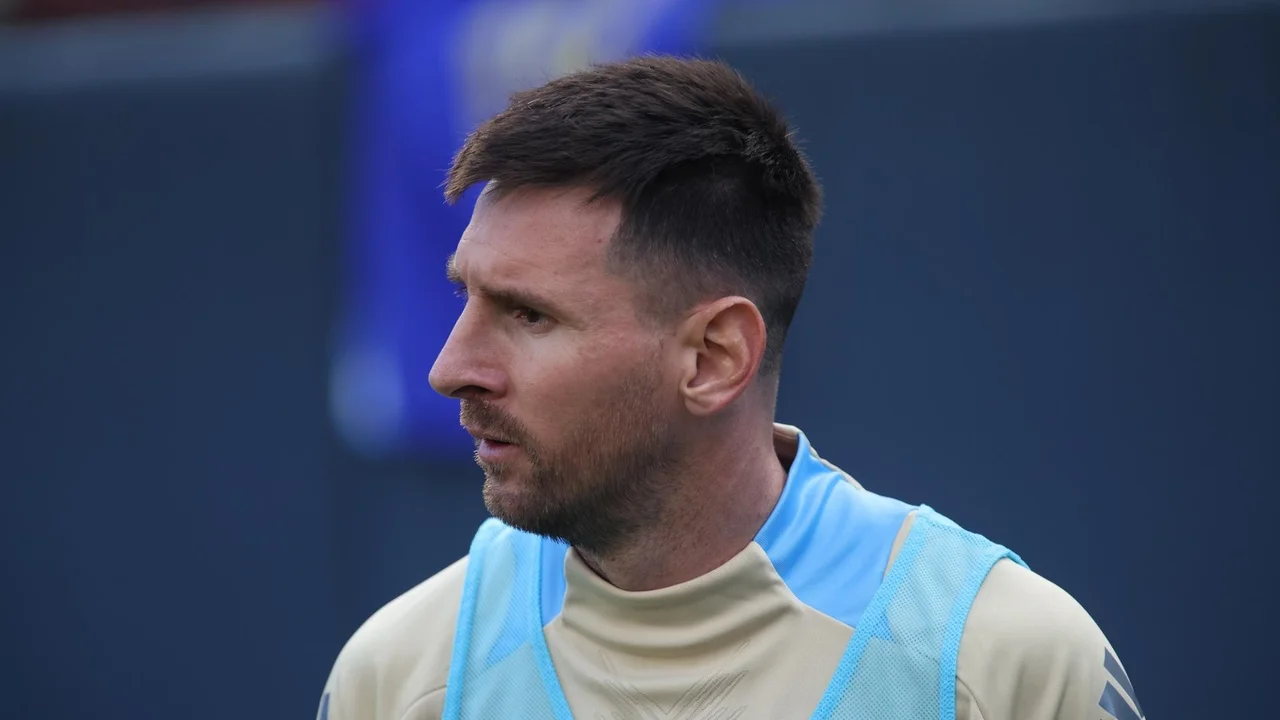 El divertido pedido de Lionel Messi a una IA: se pintó el pelo celeste y blanco