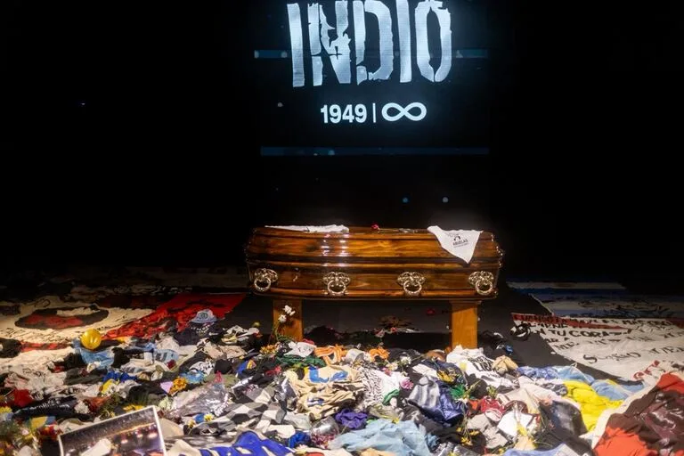 Histórica despedida al Indio Solari: 70 cuadras de fanáticos despidieron al ídolo