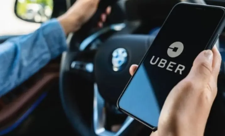 Guerra por el transporte: Uber recluta choferes en el Valle con bonos de hasta $150.000 y reabre la polémica