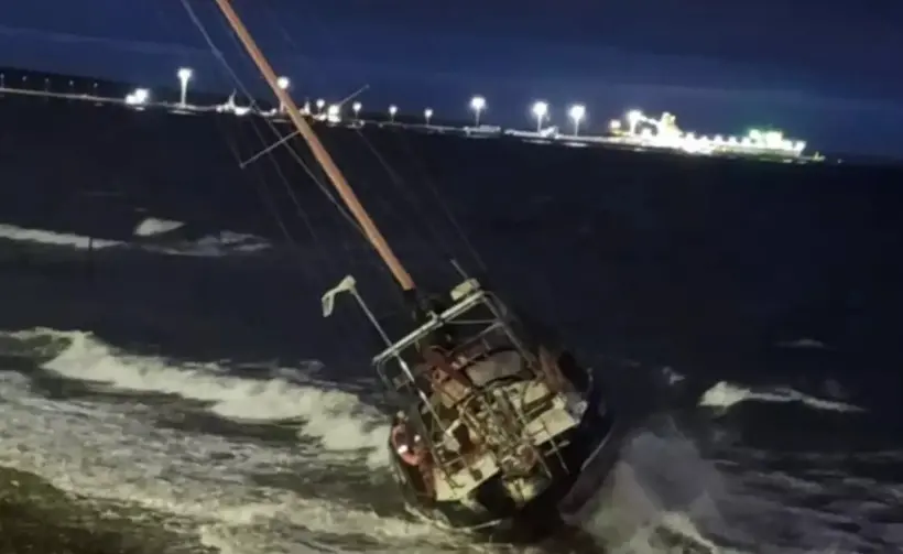 Puerto Madryn: un velero apareció varado en la costa y sorprendió a los vecinos este lunes