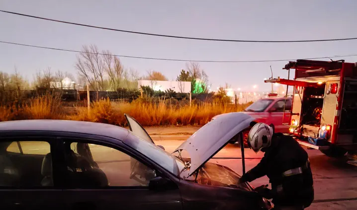 ¡Susto total en Trelew! Un auto ardió en llamas en plena calle transitada