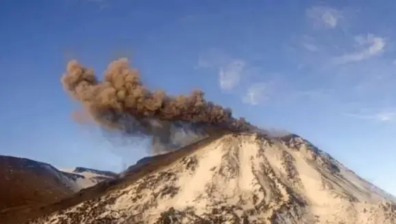 Alerta amarilla por el volcán Nevados de Chillán: Registran explosiones y emisión de cenizas cerca de Neuquén