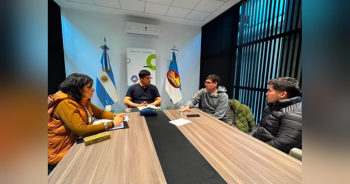 Comodoro Rivadavia: Avanzan gestiones para construir escalera en LU4 Funcionarios municipales, del IPV y de AVR Construcciones reunidos en una mesa de trabajo en Comodoro Rivadavia.