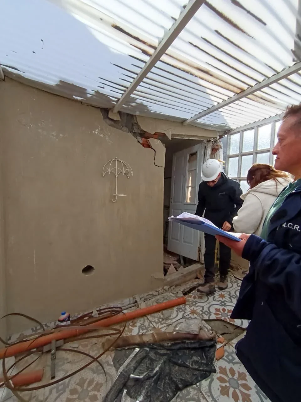 Especialistas municipales realizan un peritaje estructural en una vivienda dañada en Comodoro Rivadavia.