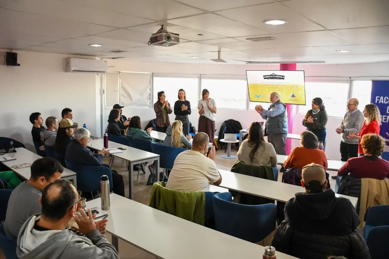 Productores cerveceros y especialistas en una capacitación de Comodoro Conocimiento sobre ciencia y cerveza en un aula.