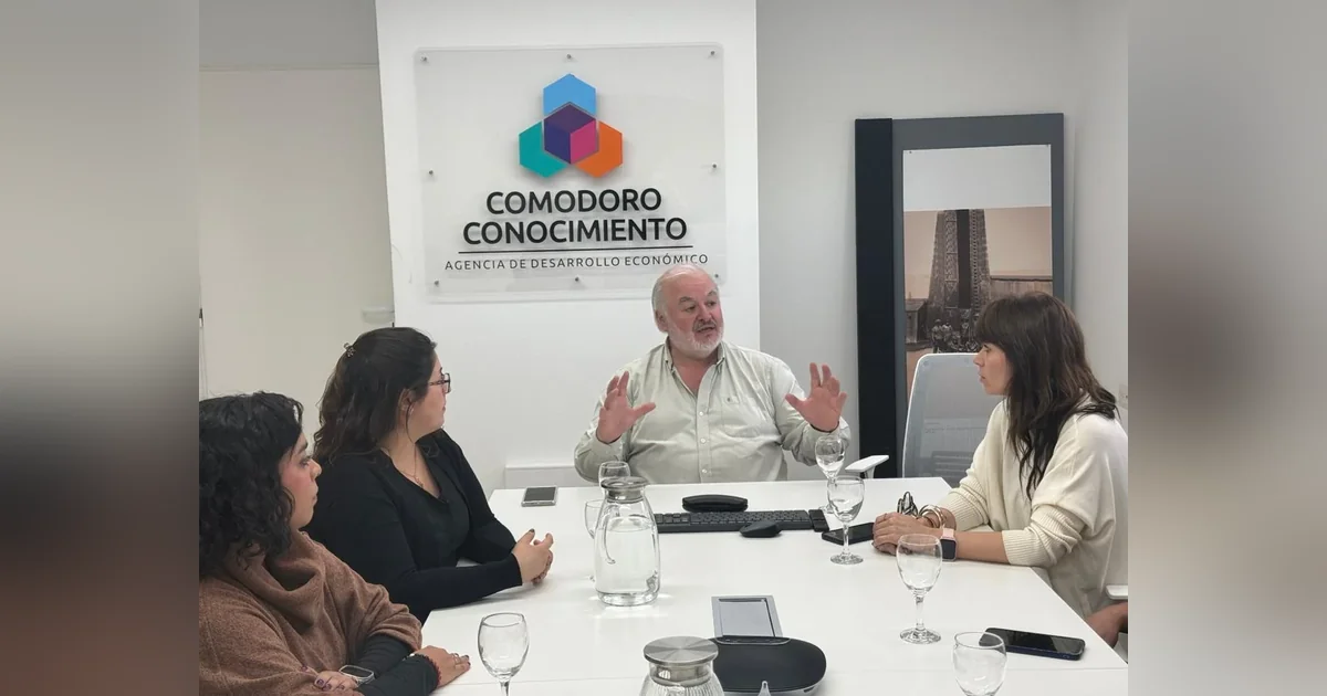 Comodoro Rivadavia: Ciencia y tecnología con impacto productivo y empleo Reunión de trabajo en la Agencia Comodoro Conocimiento con profesionales analizando proyectos de ciencia y tecnología.