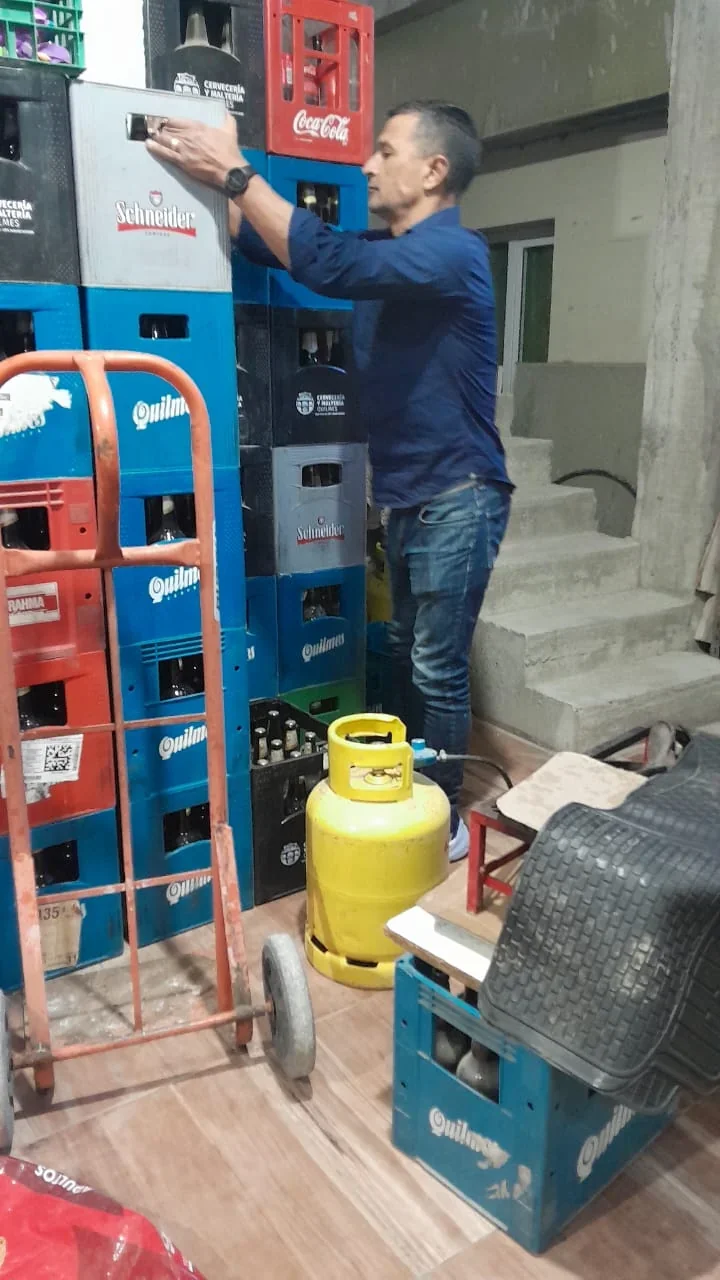 Personal municipal inspecciona cajones de cerveza Schneider y Quilmes secuestrados en barrio Edisur.