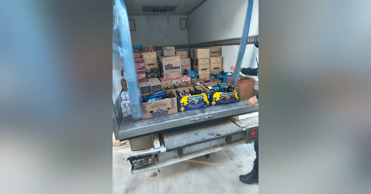 Comodoro Rivadavia: Clausuran venta ilegal de alcohol y secuestran medicamentos en barrio Edisur Carga de cajas con bebidas alcohólicas secuestradas en la parte trasera de un vehículo en Comodoro Rivadavia.
