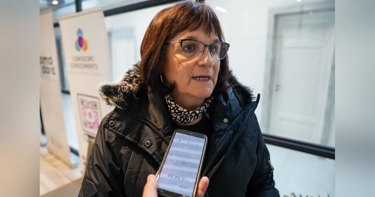 Comodoro Rivadavia: encuentros gratuitos sobre violencia digital y crianza Retrato de la secretaria de Cultura de Comodoro Rivadavia, Liliana Peralta, sosteniendo un teléfono móvil.