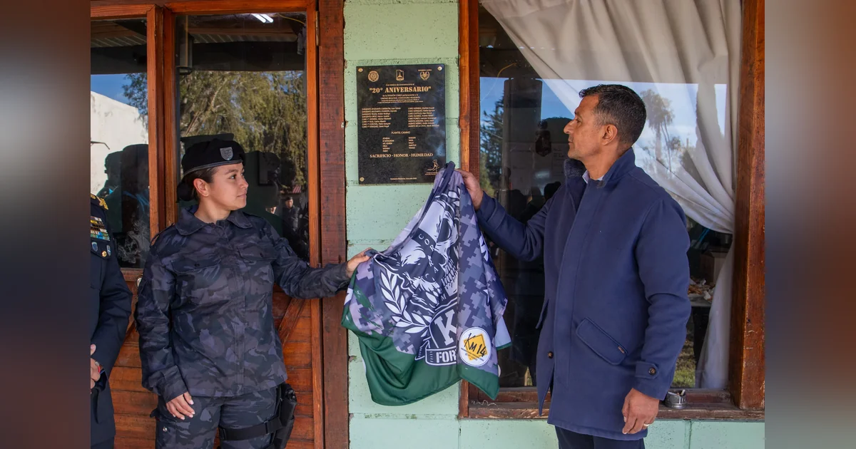 Comodoro Rivadavia: Municipio celebró 20 años de la División Canes Una agente de la Policía del Chubut y un funcionario municipal sostienen una prenda durante el 20° aniversario de la División