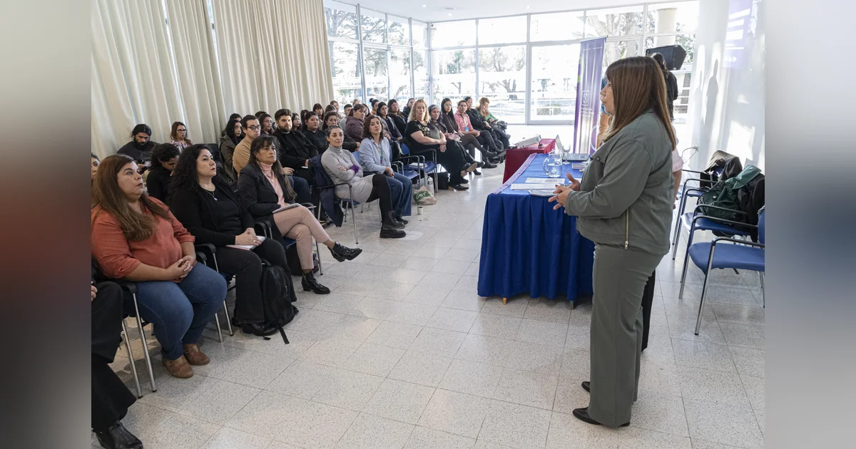 Comodoro Rivadavia: Municipio fortaleció articulación contra violencia de género Mujer exponiendo ante un grupo de personas en una jornada sobre corresponsabilidad en violencia de género en Comodoro.