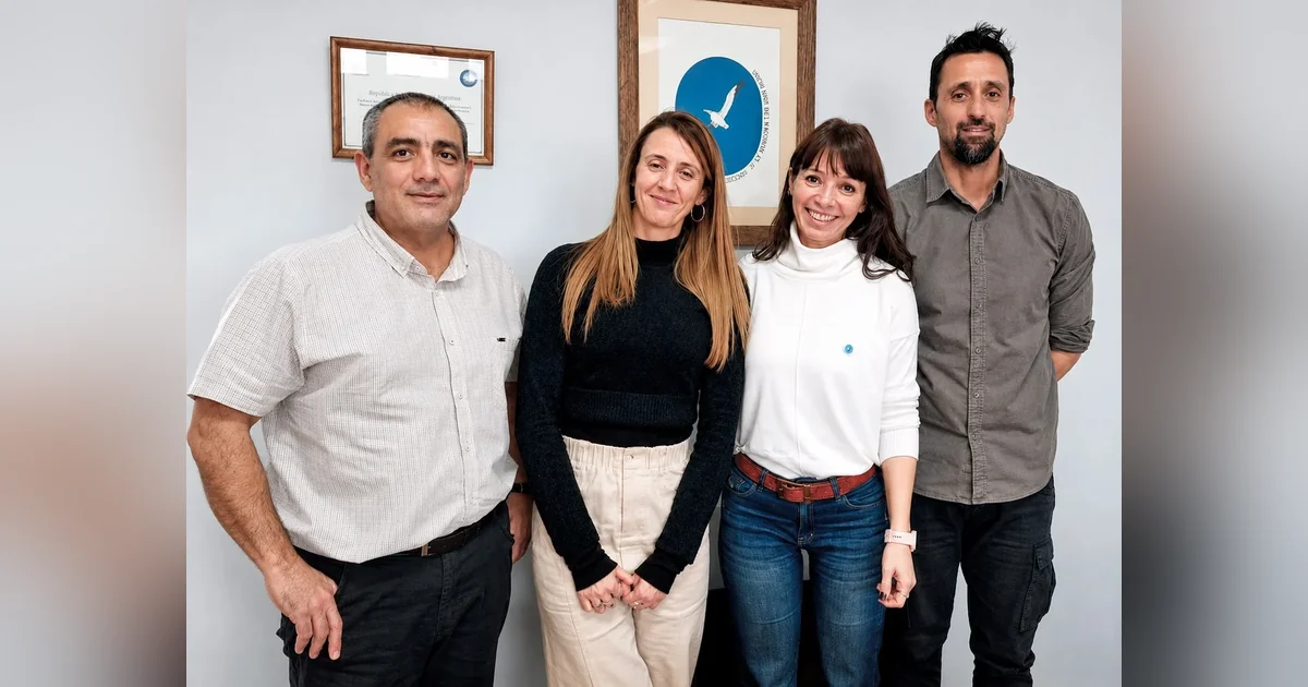 Comodoro Rivadavia: Municipio y UNPSJB acuerdan agenda ambiental conjunta Representantes del Municipio de Comodoro Rivadavia y la UNPSJB posan juntos durante una reunión de agenda ambiental.