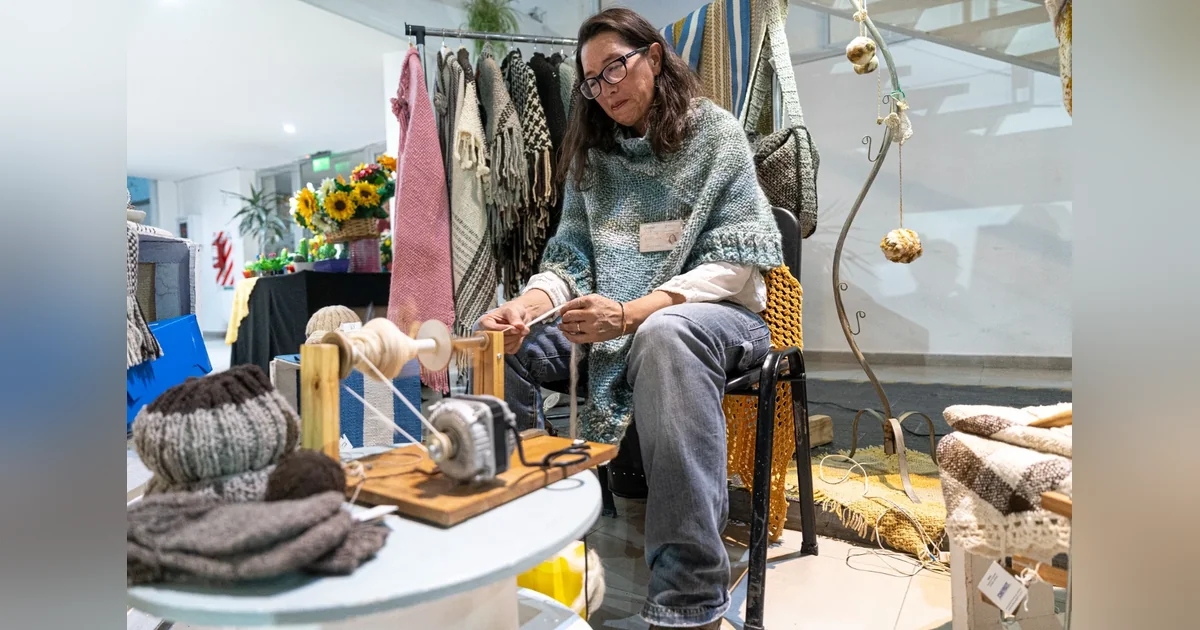 Comodoro Rivadavia: Nuevo circuito de comercialización para hacedores locales Artesana de Comodoro Rivadavia tejiendo en el Centro Cultural durante el circuito de comercialización local.