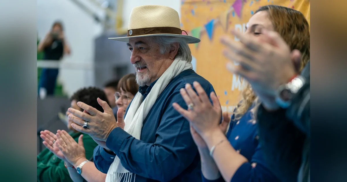 Comodoro Rivadavia: Othar inauguró los Juegos Chubutenses para Adultos Mayores Othar aplaude durante la inauguración de los Juegos Chubutenses para Adultos Mayores en el Club Huergo.