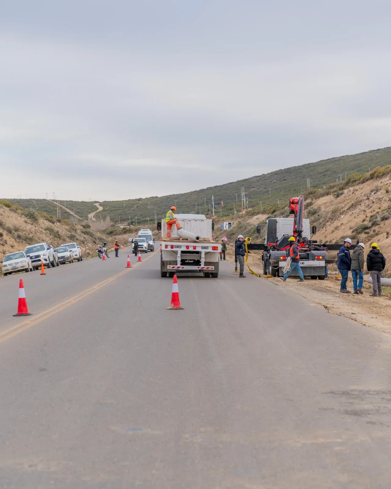 Othar Macharashvili y trabajadores supervisan obras eléctricas con camiones y conos en el Camino Roque González.
