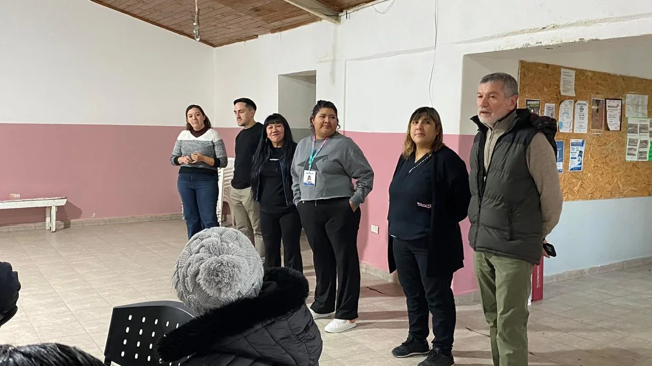 Grupo de personal de salud y coordinadores durante un taller de autonomía en la sede vecinal del Bº Moure.