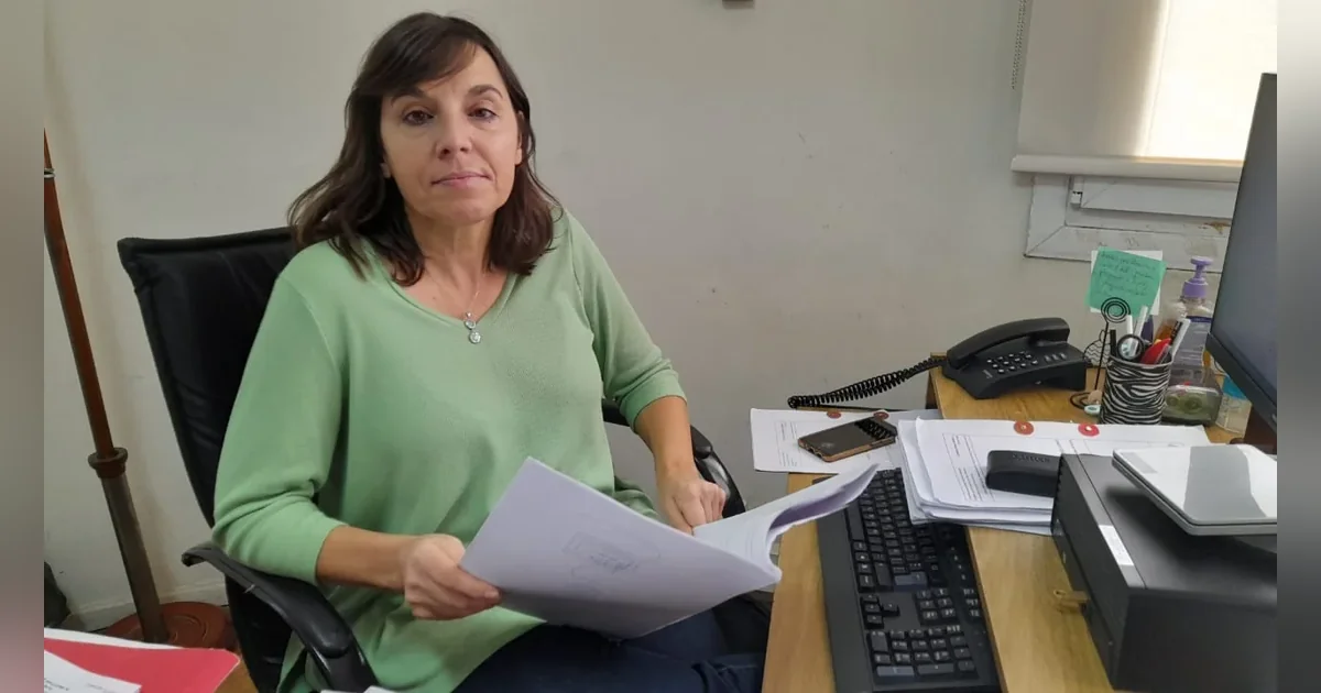 Comodoro Rivadavia: Declaran culpable a H.G.L. por cinco abusos sexuales Mujer sentada frente a un escritorio con documentos, teclado y teléfono en una oficina judicial.