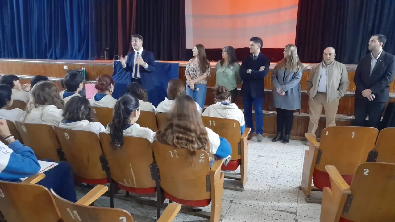 Fiscales y profesionales del programa Fiscalía Abierta brindan una charla a alumnos del Instituto María Auxiliadora.