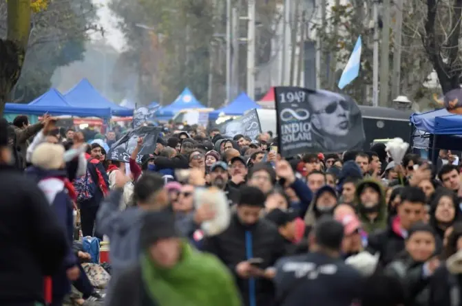 Dolor masivo en Avellaneda: una multitud colma el Microestadio Gatica para el último adiós al Indio Solari
