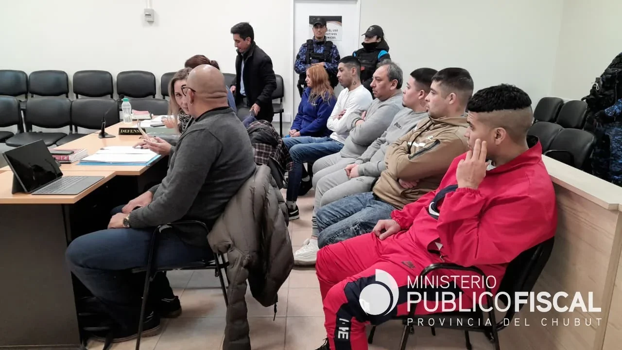 Personas sentadas en una sala de audiencias judiciales durante la revisión de la prisión preventiva de Juan Hernández.