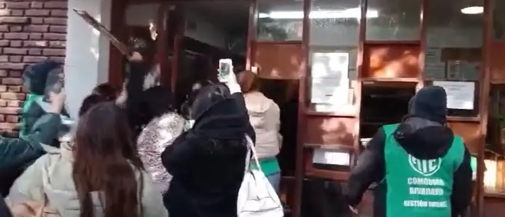 Tensión y disturbios en el reclamo estatal: Hubo vidrios rotos y personas demoradas tras incidentes en la Delegación de Educación
