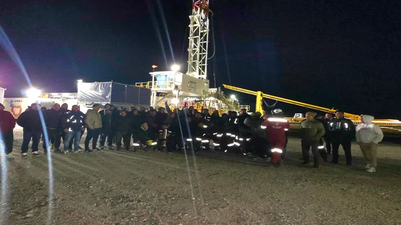 Delegados del Sindicato del Petróleo y Gas Privado del Chubut frente al equipo de perforación en el yacimiento de PAE