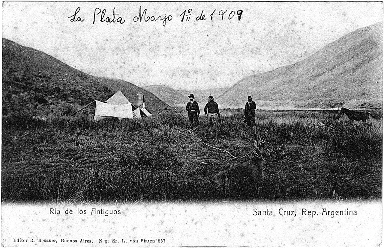 Postal de 1907 del Río Los Antiguos con campamento y huemul, por Ludovico von Platen