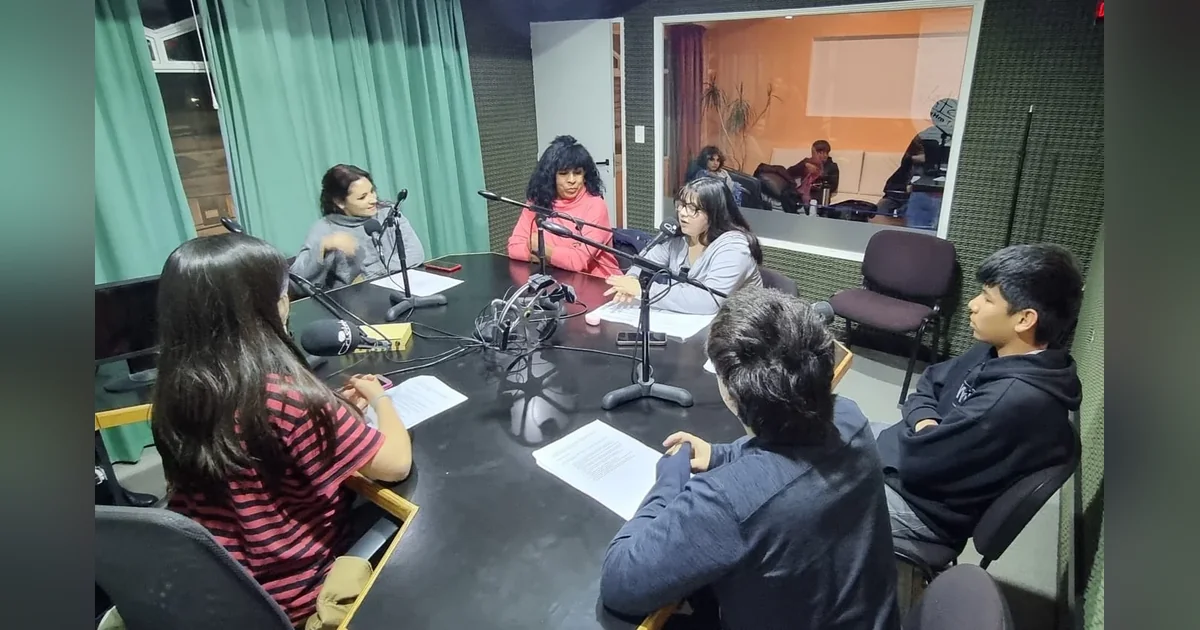 Puerto Madryn: Campaña de concientización sobre acogimiento familiar Grupo de personas en una mesa de radio entrevistadas sobre el Programa de Acogimiento Familiar en Puerto Madryn.