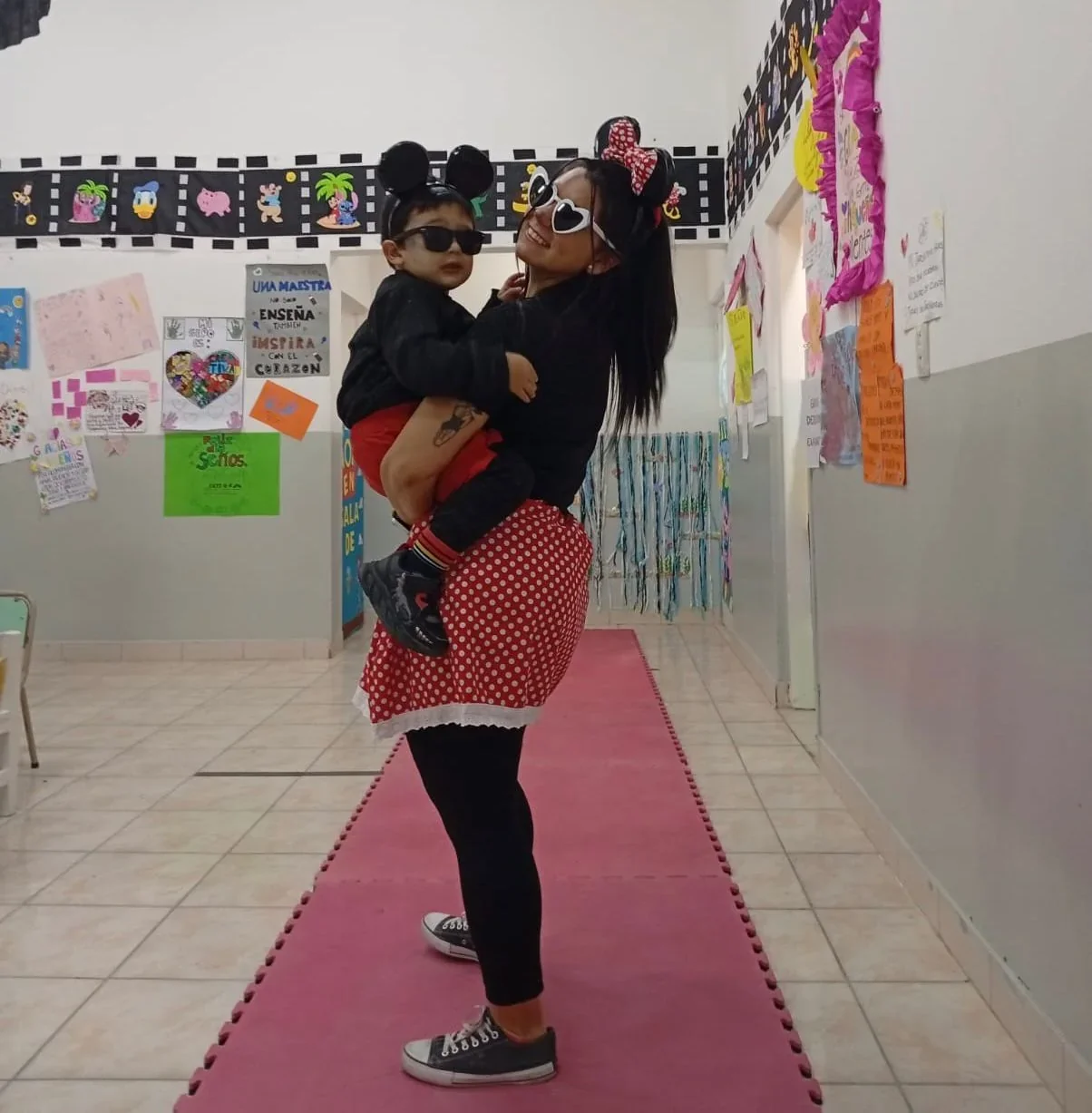 Mujer y niño con orejas de Mickey y Minnie Mouse en el Centro de Primera Infancia Laurita Vicuña de Puerto Madryn.