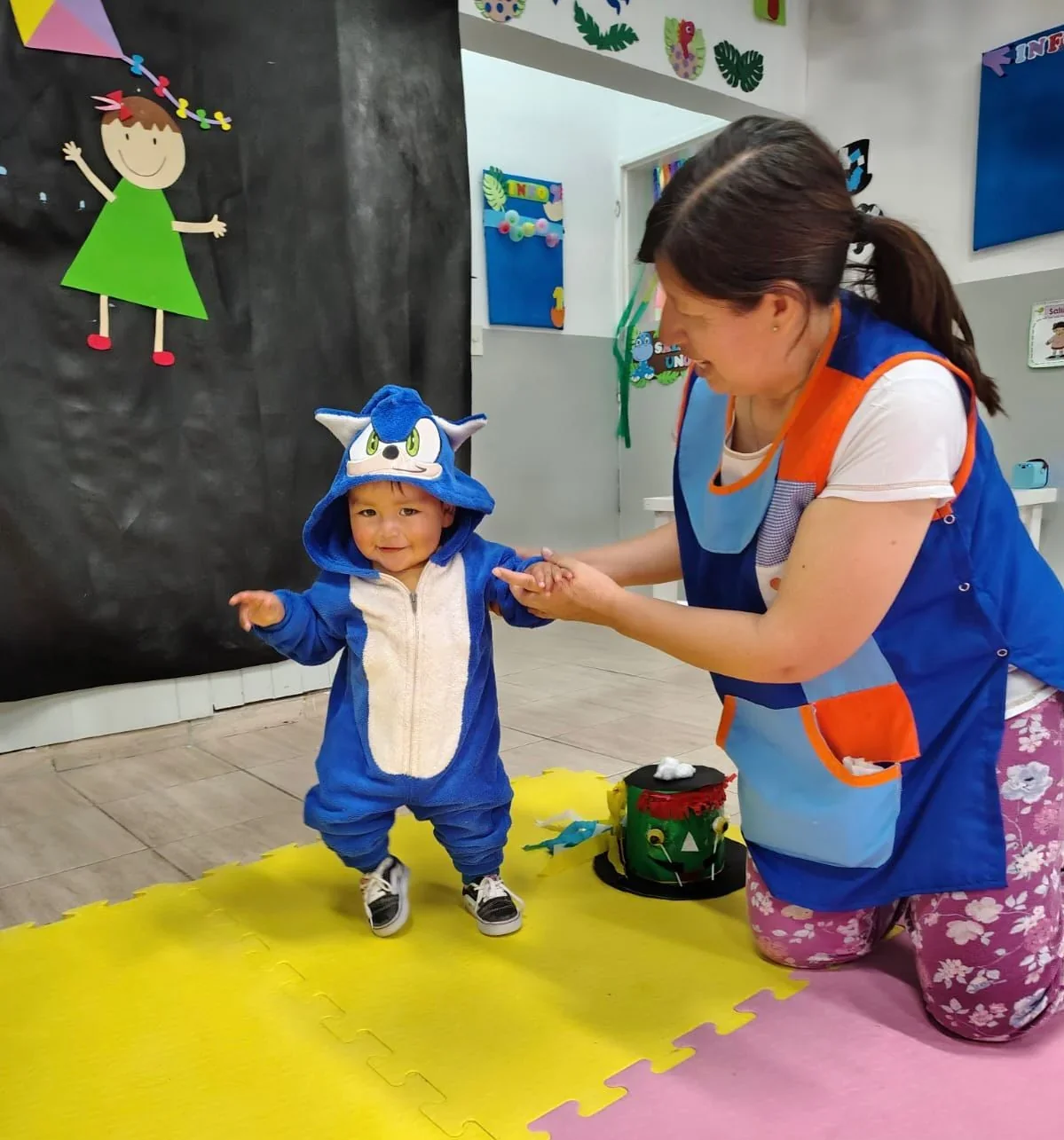 Niño disfrazado de Sonic en el Centro de Primera Infancia Laurita Vicuña junto a una educadora en Puerto Madryn.