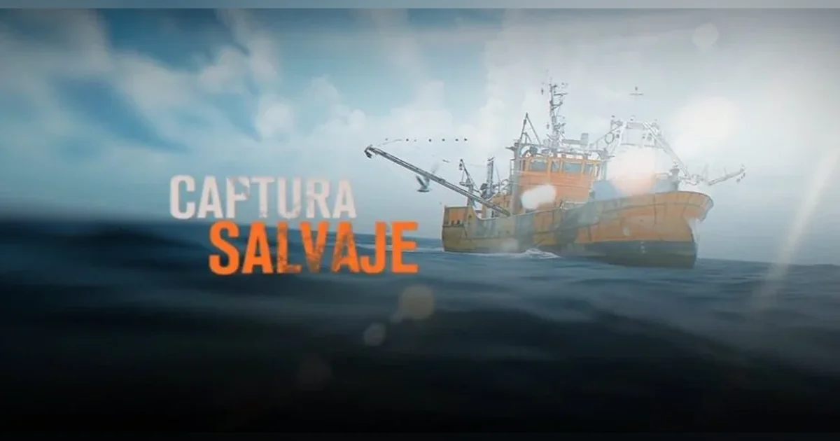 Puerto Madryn: Documental sobre pesca del langostino se proyecta en el Ecocentro Barco pesquero en alta mar con el título 'Captura Salvaje' sobre el océano.