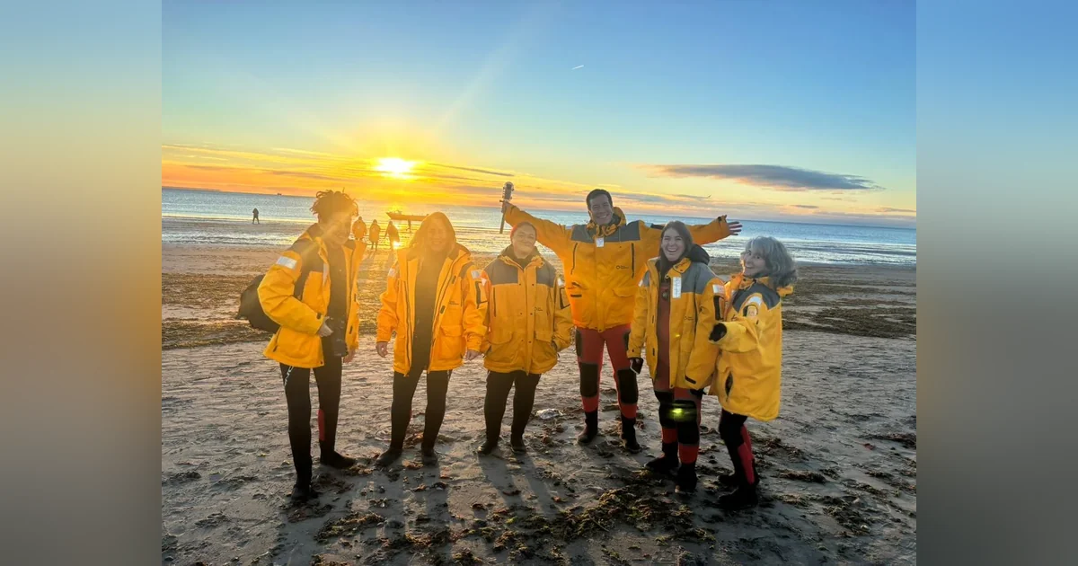 Puerto Madryn: El Doradillo fue el escenario central del lanzamiento de la temporada de ballenas 2026 Grupo de personas con camperas amarillas en la playa de El Doradillo durante el lanzamiento de la temporada de ballenas.