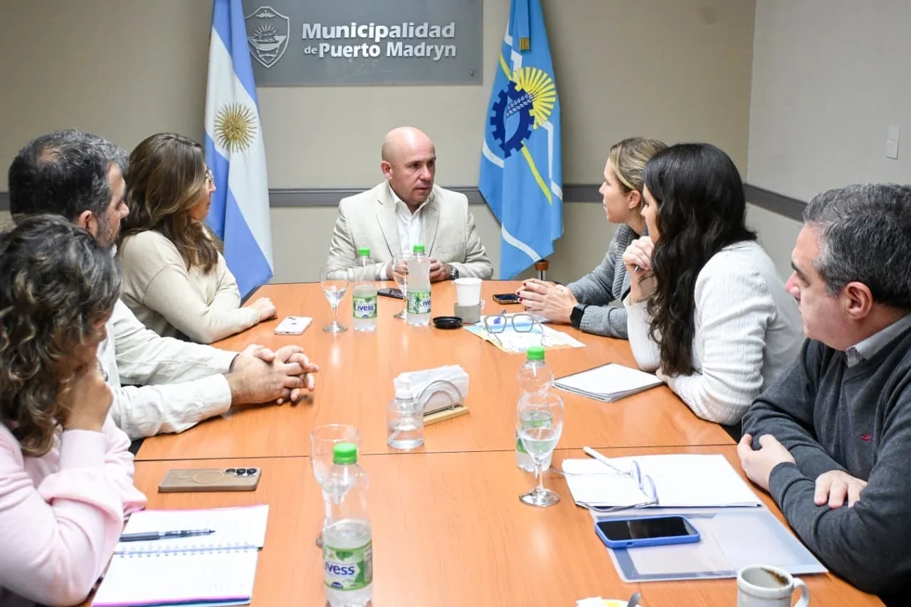 El intendente Gustavo Sastre y autoridades del Banco Mundial reunidos en una mesa de la Municipalidad de Puerto Madryn.