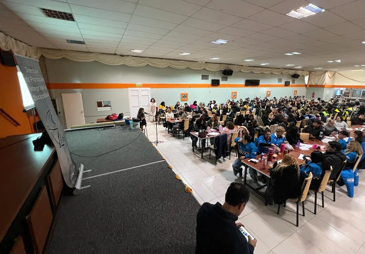 Agentes municipales de Puerto Madryn sentados en un salón asistiendo a una capacitación sobre accesibilidad.