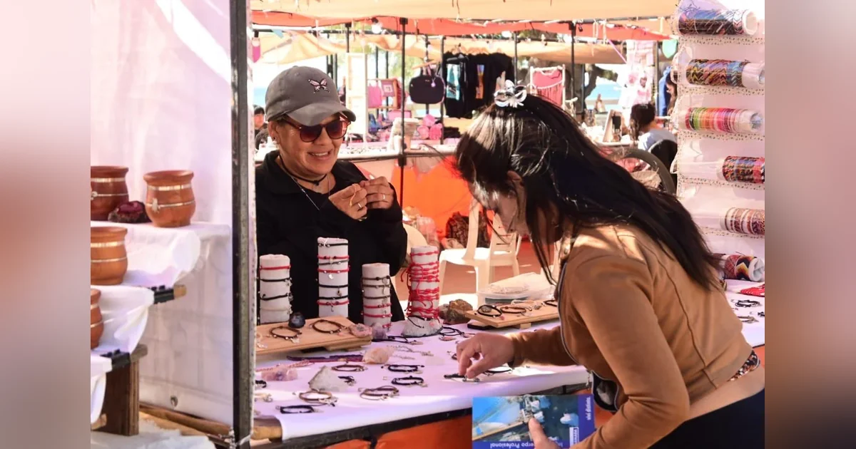 Puerto Madryn: Mercado Cultural recorrerá tres espacios en el fin de semana largo Una emprendedora muestra sus artesanías a una cliente en un puesto del Mercado Cultural de Puerto Madryn.
