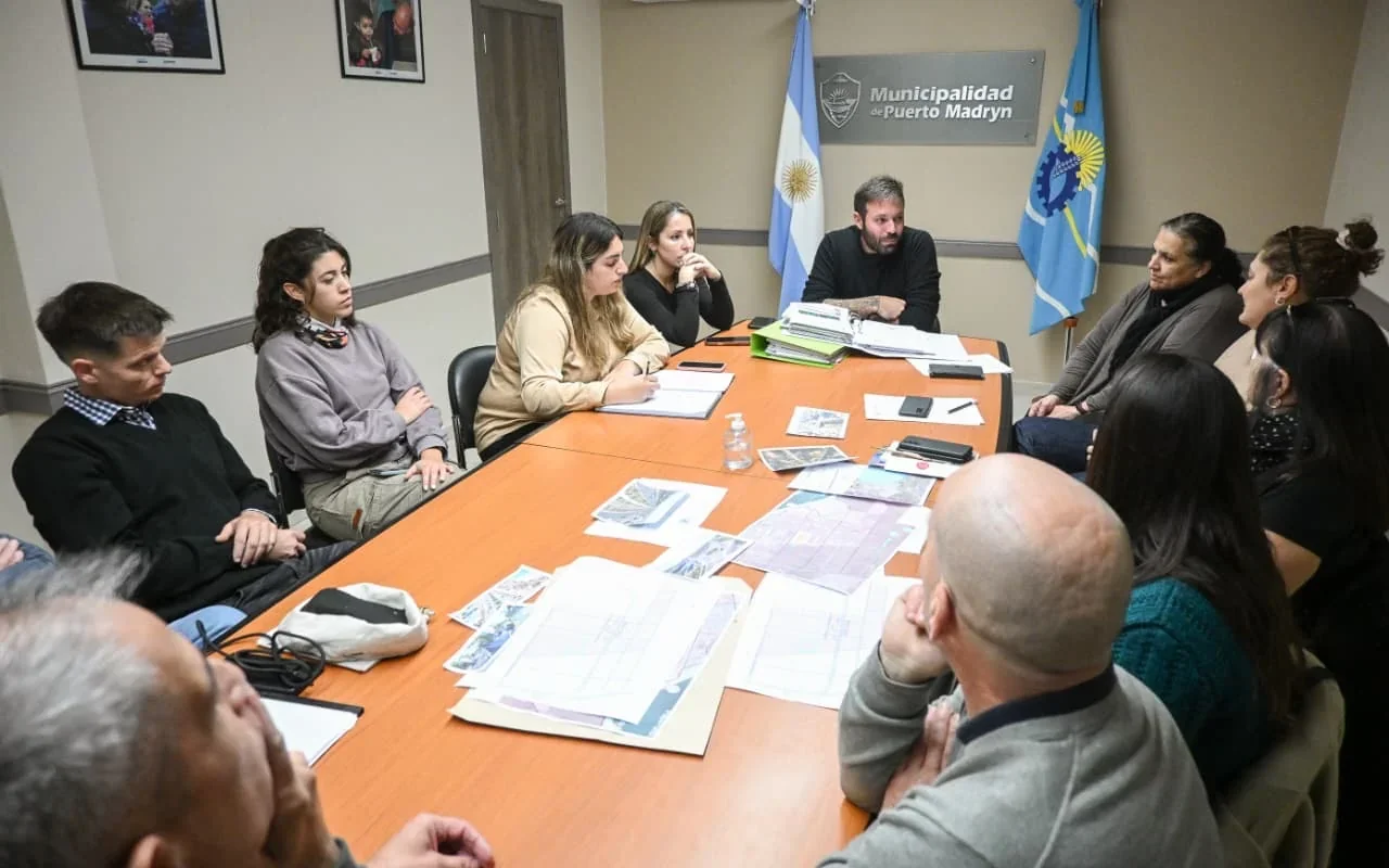 Reunión entre Tommaso Grioni y representantes del Colegio de Arquitectos en la Municipalidad de Puerto Madryn.