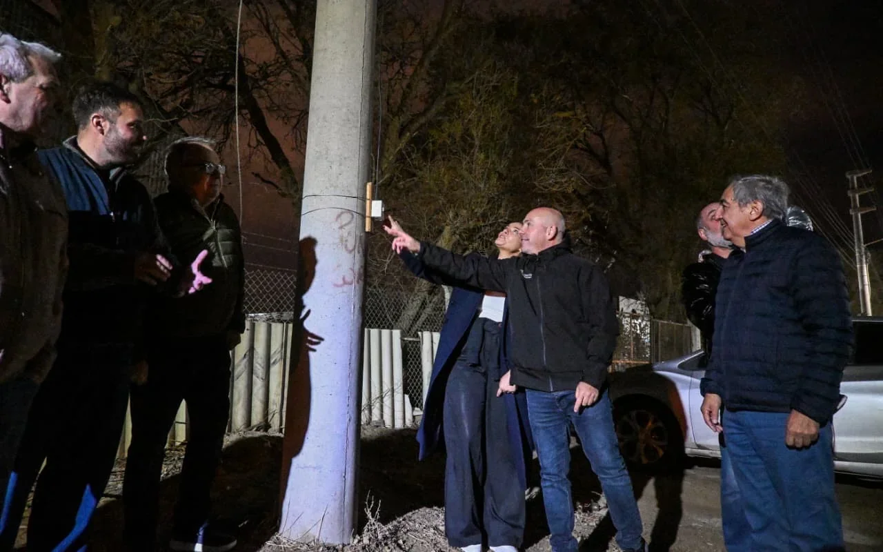 El intendente Gustavo Sastre señala una luminaria LED junto a funcionarios en el Parque Industrial de Puerto Madryn.