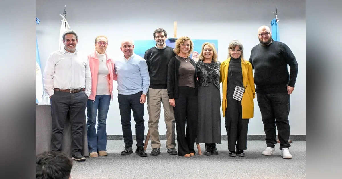 Puerto Madryn: Sastre destacó el rol del CENPAT en el desarrollo científico El intendente Gustavo Sastre y autoridades del CONICET CENPAT posan juntos en el acto del 56° aniversario.