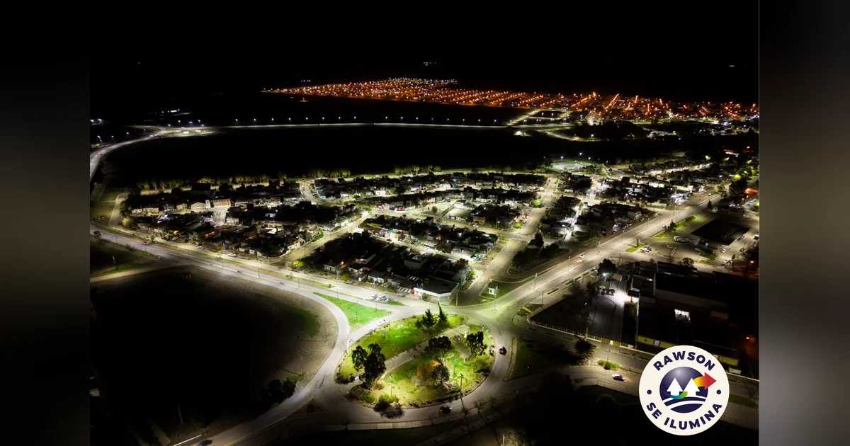 Rawson: Avanza el plan de recambio de luminarias LED en el barrio Río Chubut Vista aérea nocturna del barrio Río Chubut en Rawson con el nuevo sistema de alumbrado público LED instalado.