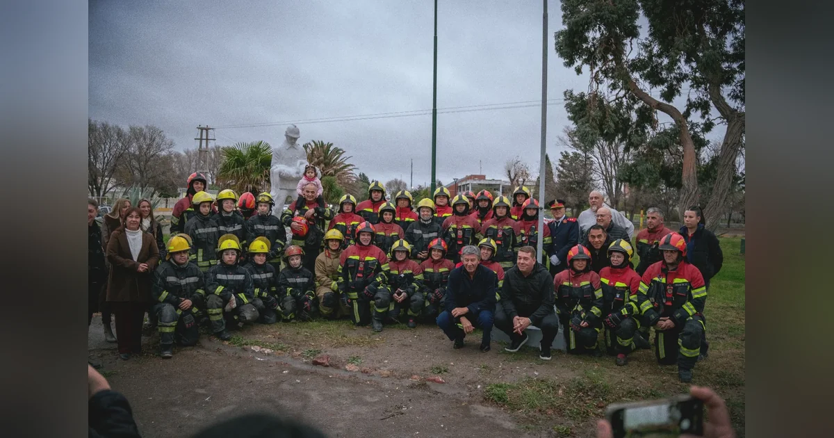 Rawson: Biss acompañó el acto por el Día Nacional del Bombero Voluntario El intendente Damián Biss y bomberos voluntarios de Rawson posan juntos en el acto por el Día del Bombero Voluntario.