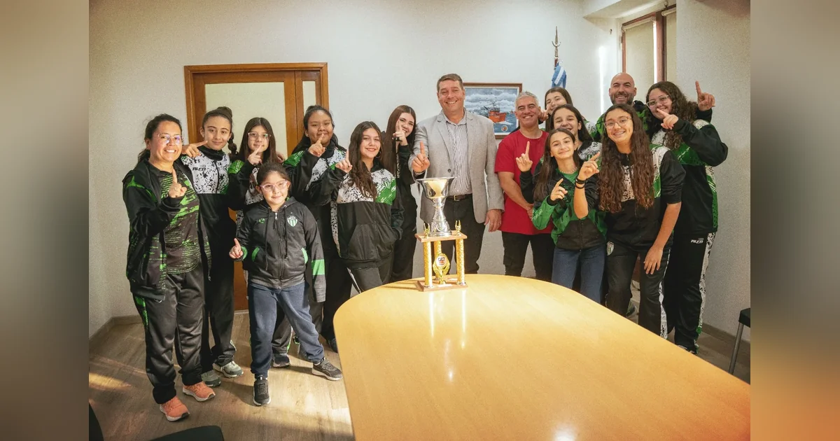 Rawson: Biss recibió a las campeonas provinciales U15 de Germinal El intendente Damián Biss y el plantel femenino U15 del Club Germinal posan con el trofeo en el despacho municipal.