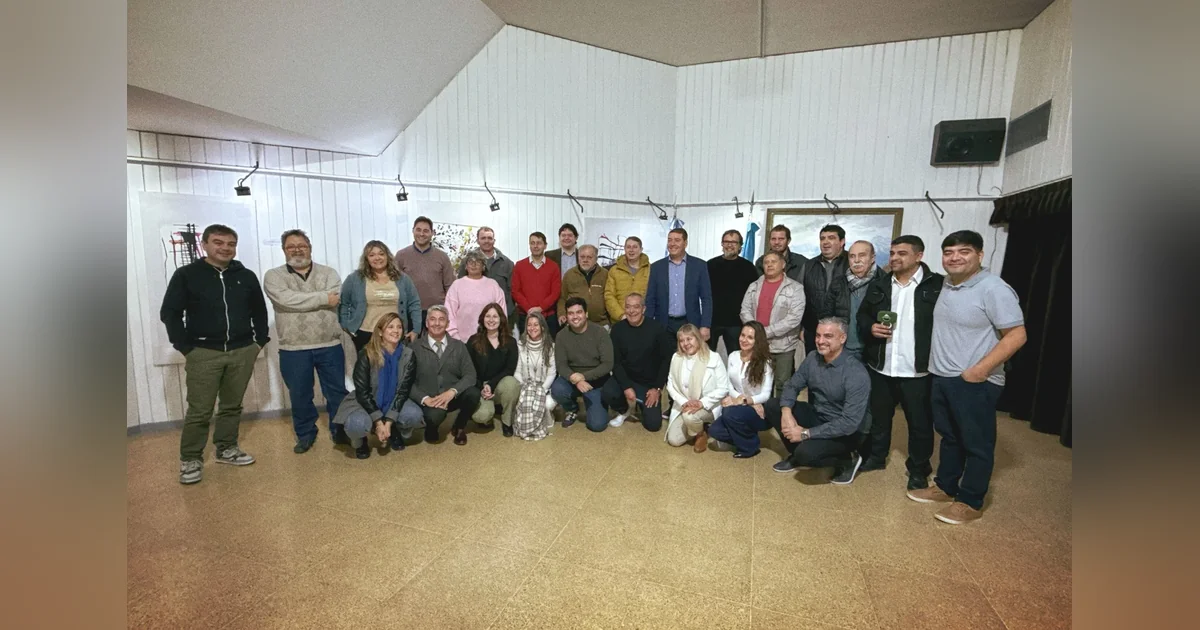 Rawson: Biss reconoció a trabajadores de prensa por el Día del Periodista El intendente Damián Biss junto a periodistas y trabajadores de prensa en un encuentro en el Cine Teatro de Rawson.
