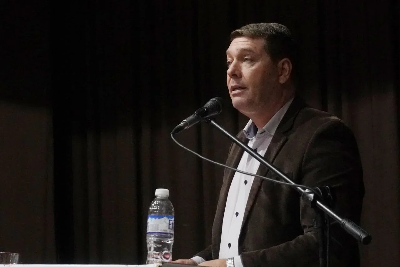 El intendente Damián Biss hablando frente a un micrófono en el Centro Cultural José Hernández de Rawson.