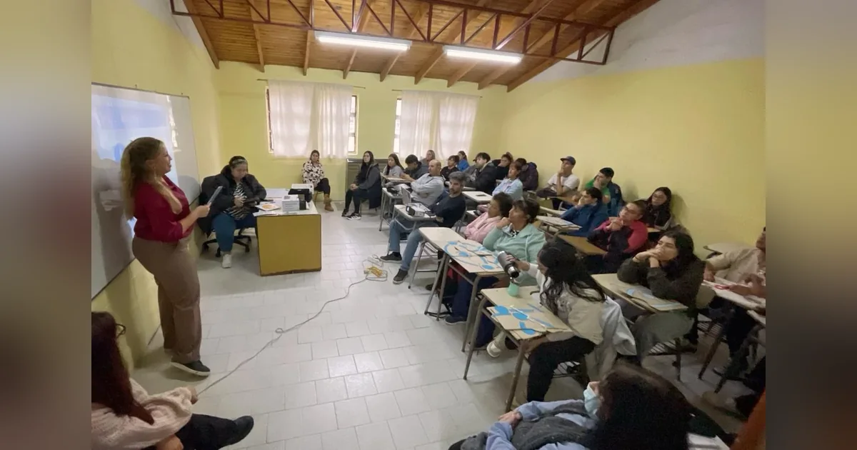 Rawson: continúan las charlas de buen trato y discapacidad en escuelas Una expositora imparte la charla 'Hackeando conceptos' sobre discapacidad a estudiantes en un aula de Rawso